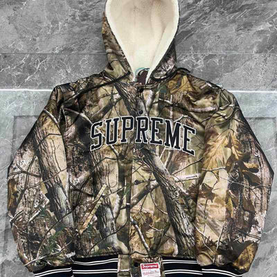 Jaqueta Supreme x Mitchell & Ness Varsity Satin AP Camo