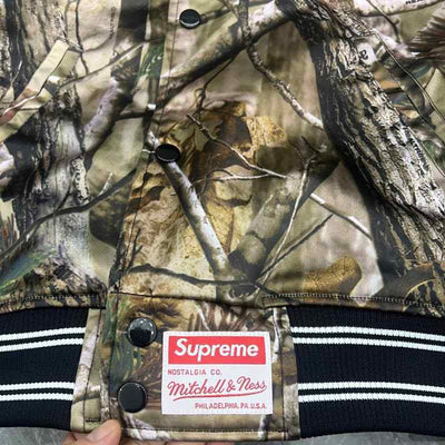 Jaqueta Supreme x Mitchell & Ness Varsity Satin AP Camo