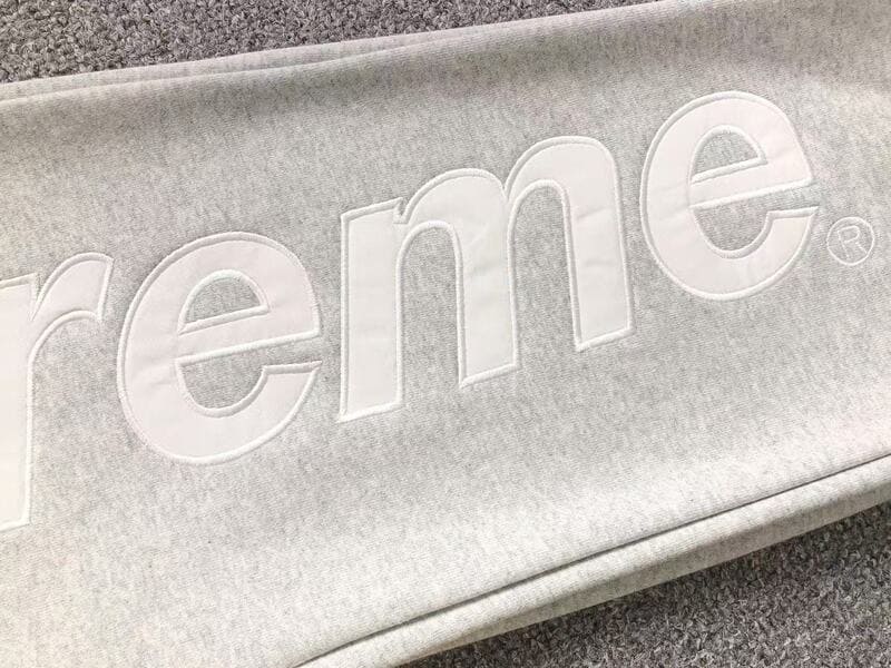 Calça Supreme Satin Appliqué Cinza